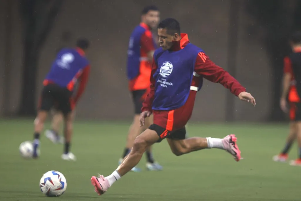 Bajo la lluvia y con retraso por la tormenta, entrenó Chile en Orlando (Carlos Parra – FFCH)