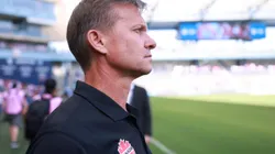 El entrenador de Canadá Jesse Marsch llenó de flores a Chile