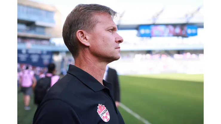El entrenador de Canadá Jesse Marsch llenó de flores a Chile