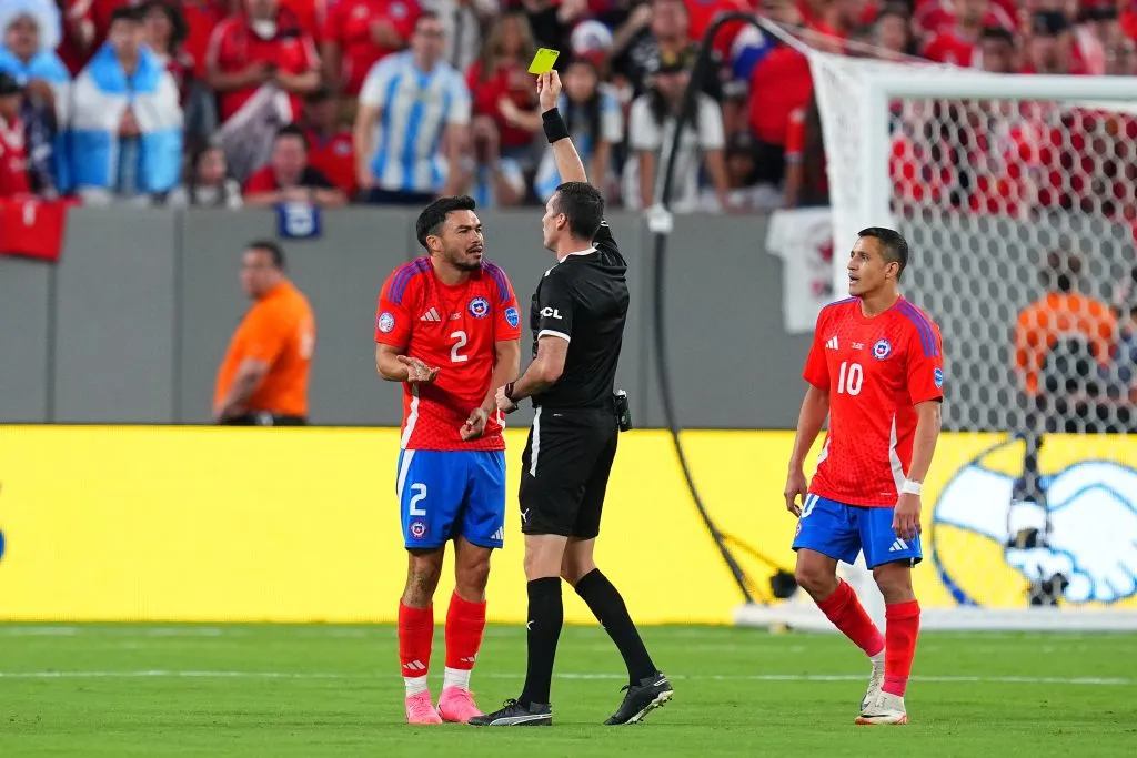 Gabriel Suazo y Alexis Sánchez están a una amarilla de perderse los cuartos de final en caso que Chile clasifique. (Foto de Mitchell Leff/Getty Images)
