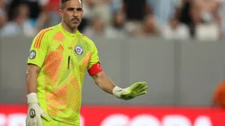 Claudio Bravo habría recibido dos importantes llamados para continuar su carrera.