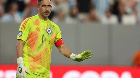 Claudio Bravo habría recibido dos importantes llamados para continuar su carrera.