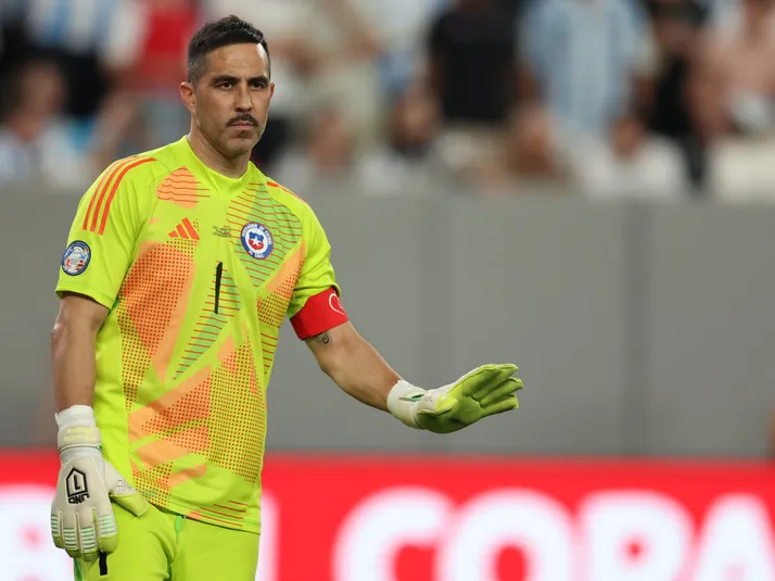 Aseguran que Claudio Bravo recibió llamados para no retirarse del fútbol