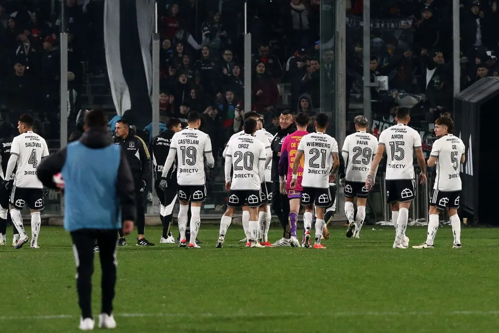 El partido de Colo Colo y Universitario fue suspendido en el minuto 65 tras incidentes al interior del recinto. Hinchas del Cacique lanzaron bombas de ruida hacia el sector donde estaba la hinchada de Universitario. Previo al partido un hincha Albo fue asesinado por un grupo de sujetos aún no identificados. (Foto: Photosport)