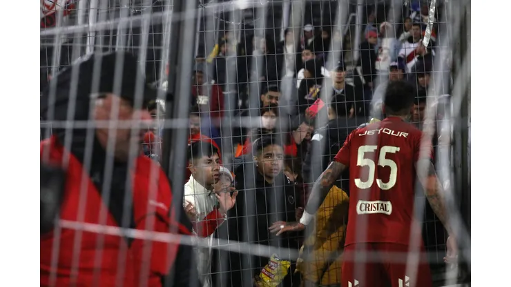 Graves incidentes ocurrieron en el estadio Monumental. (Foto: Photosport)