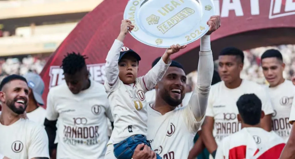 Ureña levantando el título de campeón con Universitario de Deportes | FOTO: Archivo