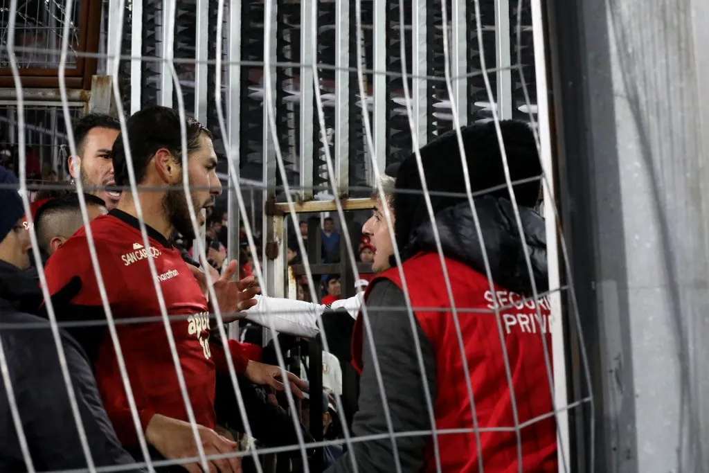 Así fue parte del tumulto en el sector Magallanes del Estadio Monumental. (Foto: Javier Salvo/Photosport)
