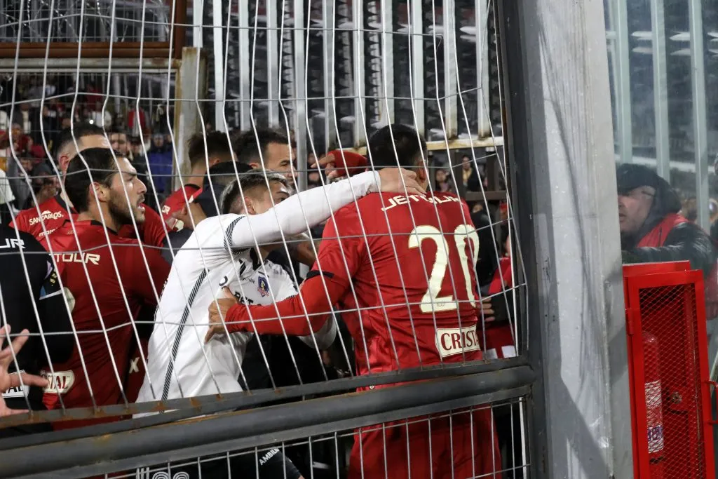 Jugadores de Colo Colo y Universitario durante incidentes en el Estadio Monumental
(Foto: Javier Salvo/Photosport)