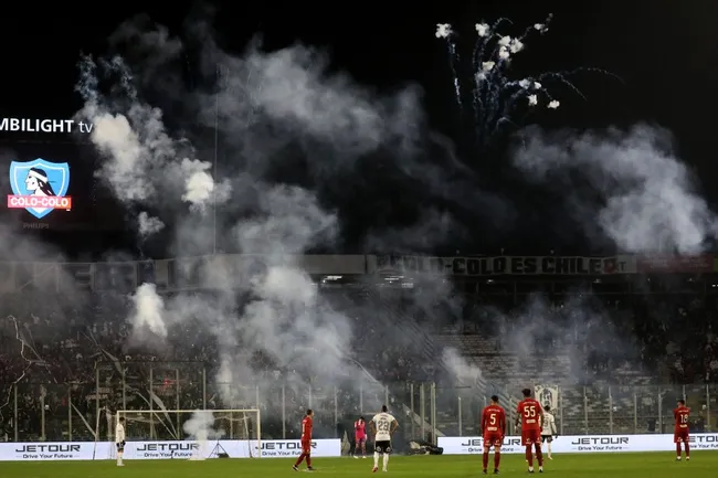 Graves incidentes ocurrieron en el partido amistoso entre Colo Colo y Universitario en el Estadio Monumental. (Foto: Javier Salvo/Photosport)