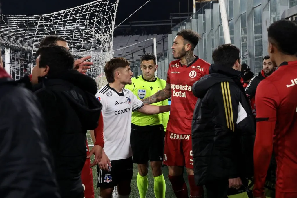 Jugadores de Colo Colo y Universitario en los instantes previos a la suspensión del partido amistoso en el Estadio Monumental. (Foto: Javier Salvo/Photosport)