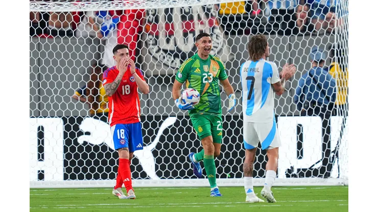 Dibu Martínez sacó la voz por su desenfrenado festejo ante La Roja.
