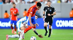 Fabián Estay protege a Darío Osorio.