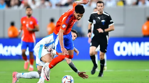 Fabián Estay protege a Darío Osorio.