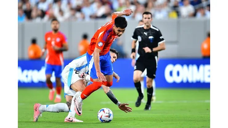 Fabián Estay protege a Darío Osorio.