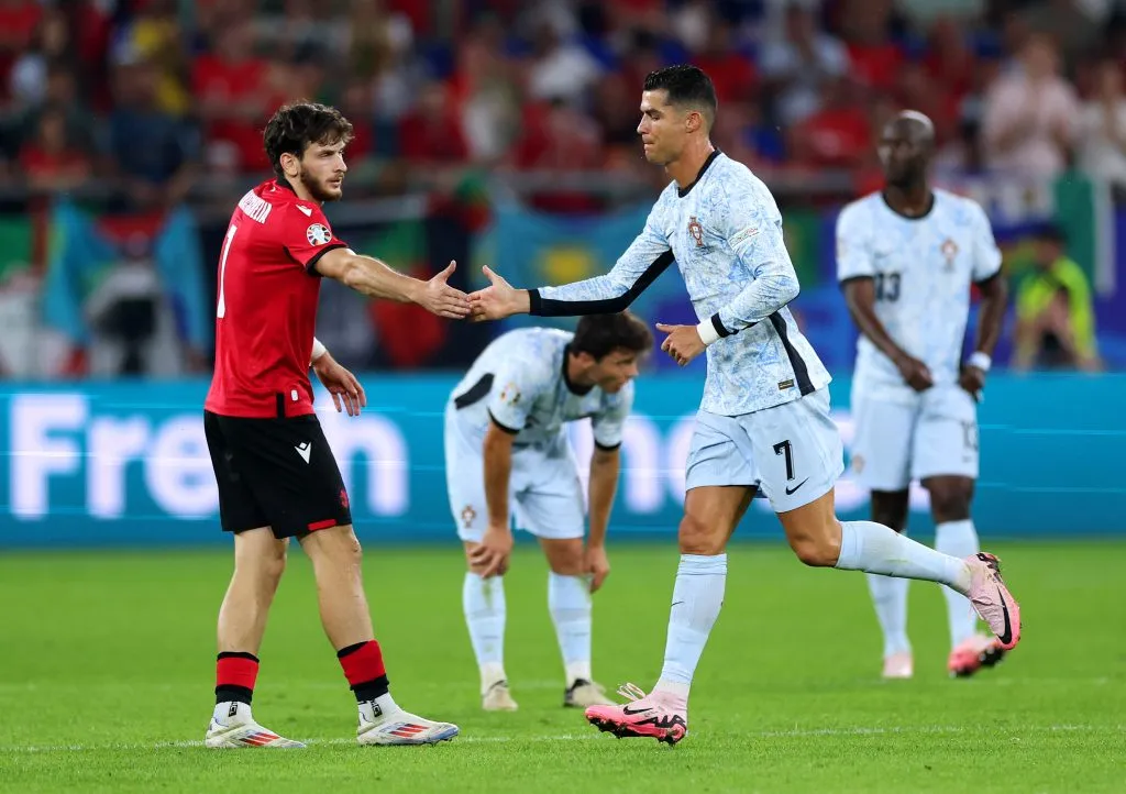 El saludo entre Khvicha Kvaratskhelia y Cristiano Ronaldo, las principales figuras de Georgia y Portugal. (Foto: Kevin C. Cox/Getty Images)