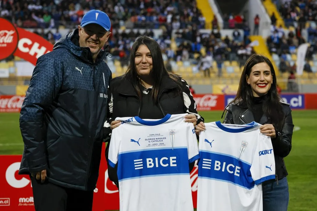 Juan Tagle junto a las directivas de Glorias Navales en la Copa Chile. (Foto: Photosport)