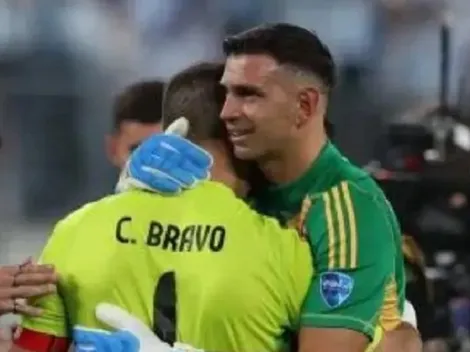 Dibu Martínez le carga la bip a Claudio Bravo