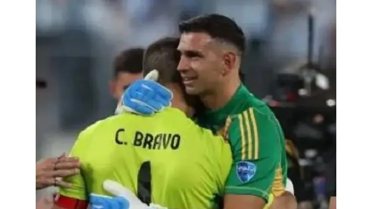 Dibu Martínez se rinde ante Claudio Bravo