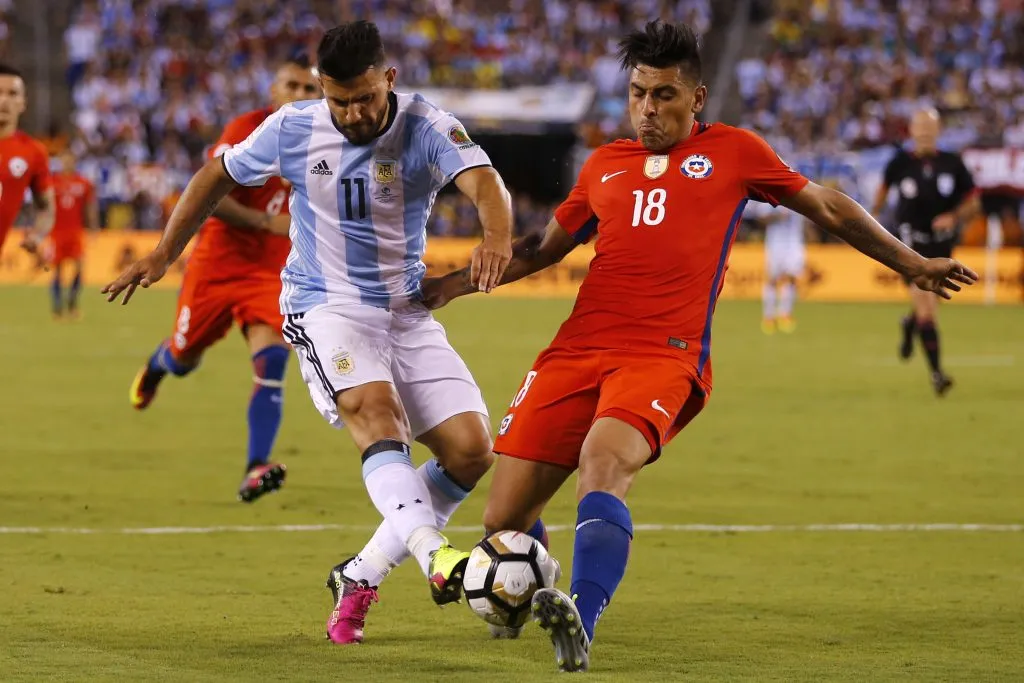 El Kun Agüero utilizó sus redes sociales para discutir con hinchas de La Roja.