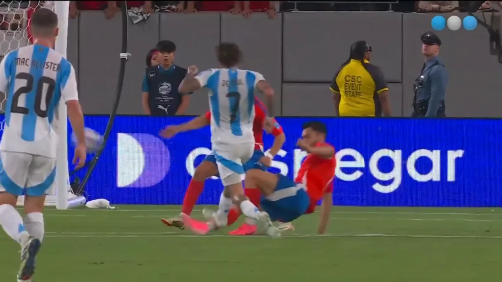 Rodrigo de Paul no recibe ni siquiera amonestación tras planchazo a Gabriel Suazo. (Foto: Captura Telefe)