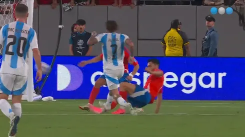 Rodrigo de Paul no recibe amonestación tras planchazo a Gabriel Suazo. (Foto: Captura Telefe)