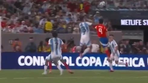 Cuti Romero goleó a Víctor Dávila, pero el árbitro no cobró nada.