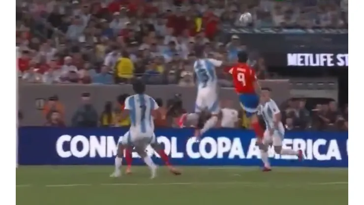 Cuti Romero goleó a Víctor Dávila, pero el árbitro no cobró nada.