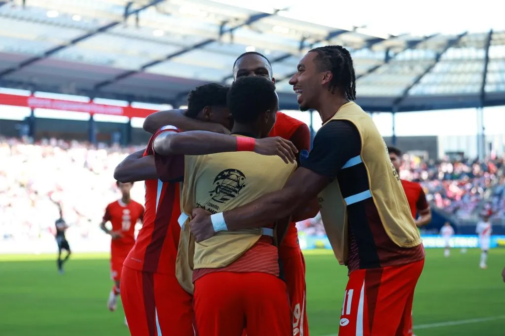 Canadá festeja a costa de Perú.