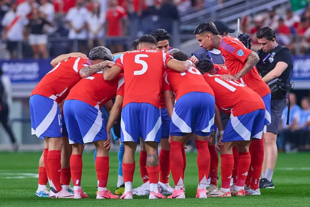 Jugadores de la Selección Chilena reunidos en la cancha. (Foto: Photosport)