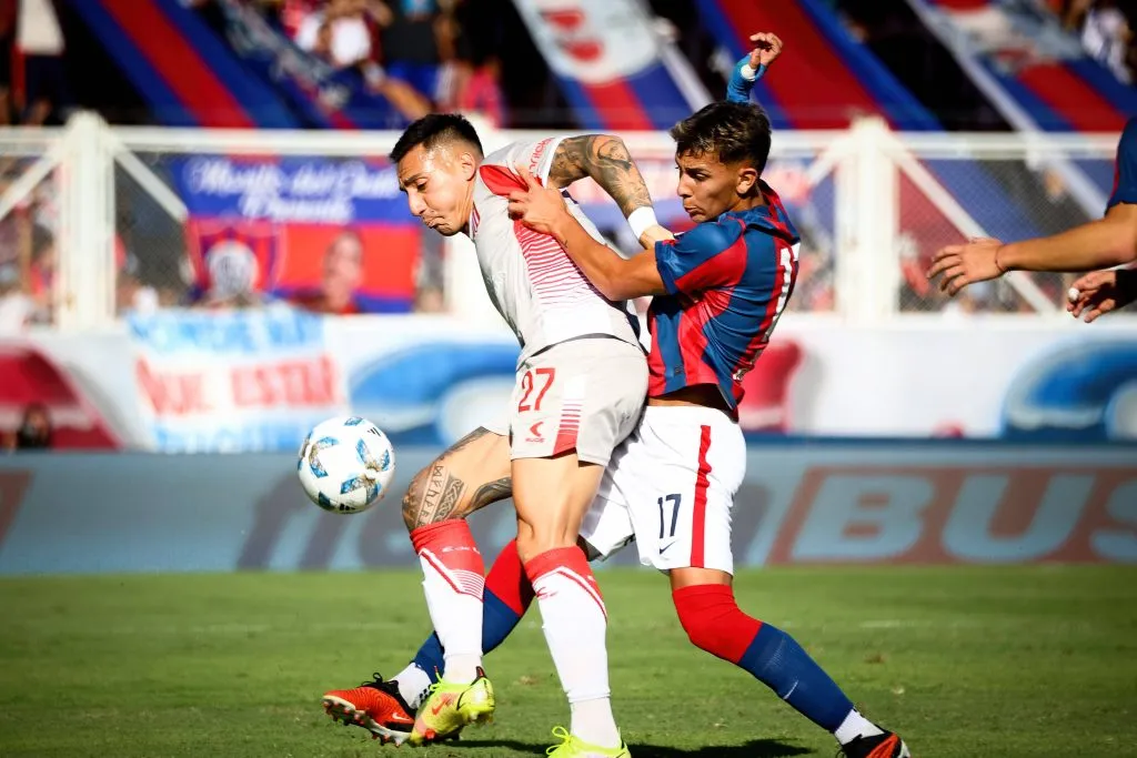 Javier Correa en el partido de Estudiantes vs San Lorenzo. (Foto: Imago)