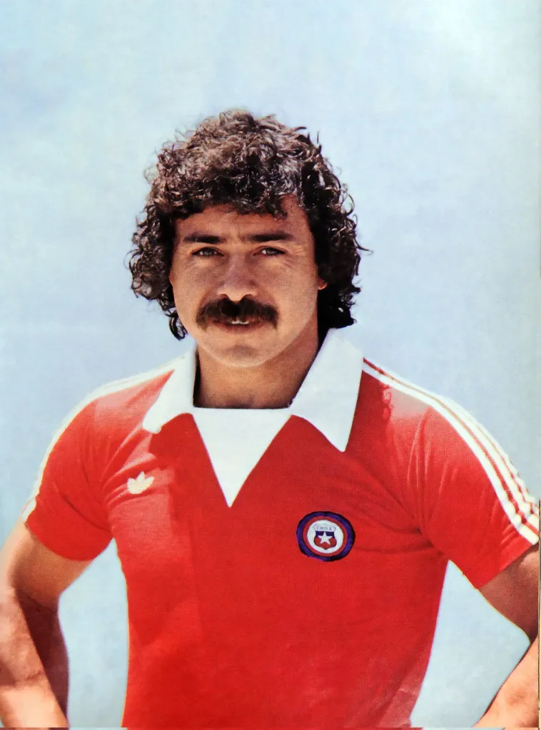 Caszely en sus años mozos defendiendo a La Roja (Archivo<9