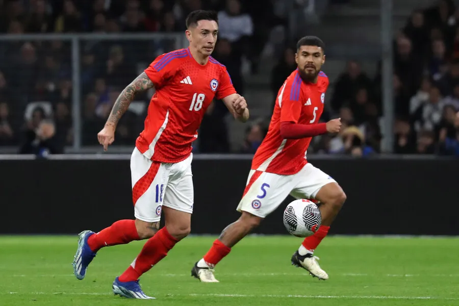 Mora le presta todo el ropero a Rodrigo Echeverría (Photosport)