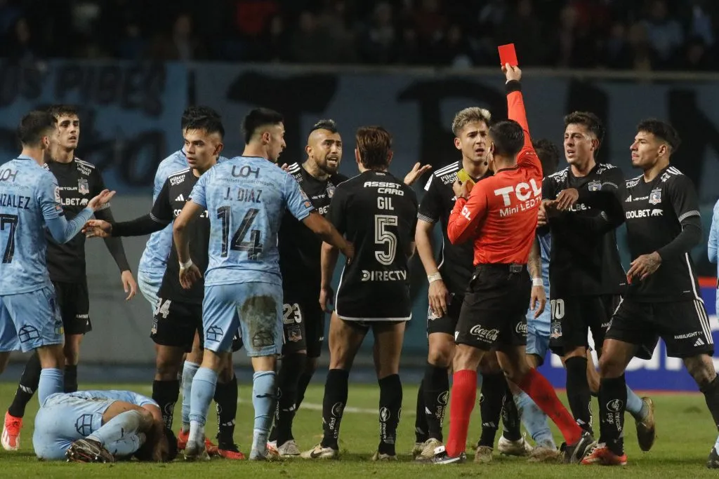 El arbitro Víctor Manzor le muestra tarjeta roja a Arturo Vidal | FOTO: Jorge Loyola/Photosport