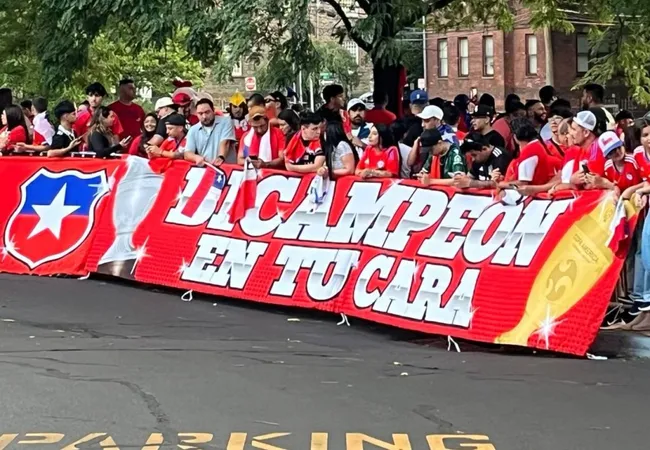Los hinchas de La Roja exhibieron un lienzo contra Argentina. (Foto: MundoCracksCL)