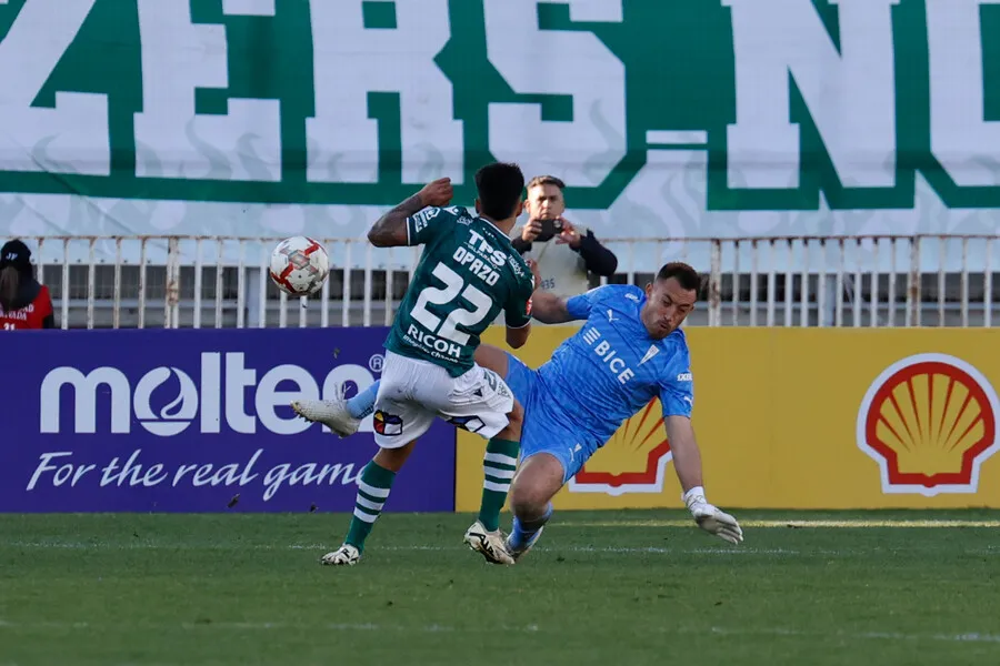 La falta de Pérez contra Opazo (Photosport)