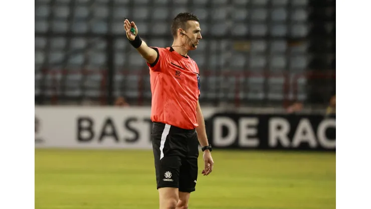 El árbitro designado para Chile vs Argentina dirigió a equipos chilenos en Copa Libertadores. (Foto: Eduardo Fortes/Photosport)