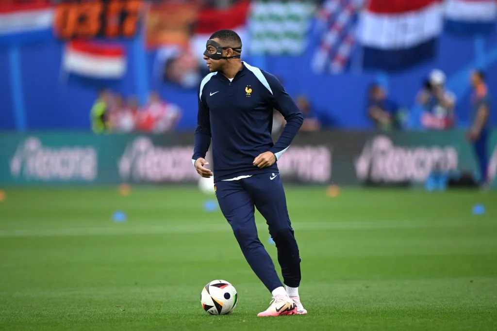 Kylian Mbappé entrena con máscara facial en la Selección de Francia. (Foto: Clive Mason/Getty Images)