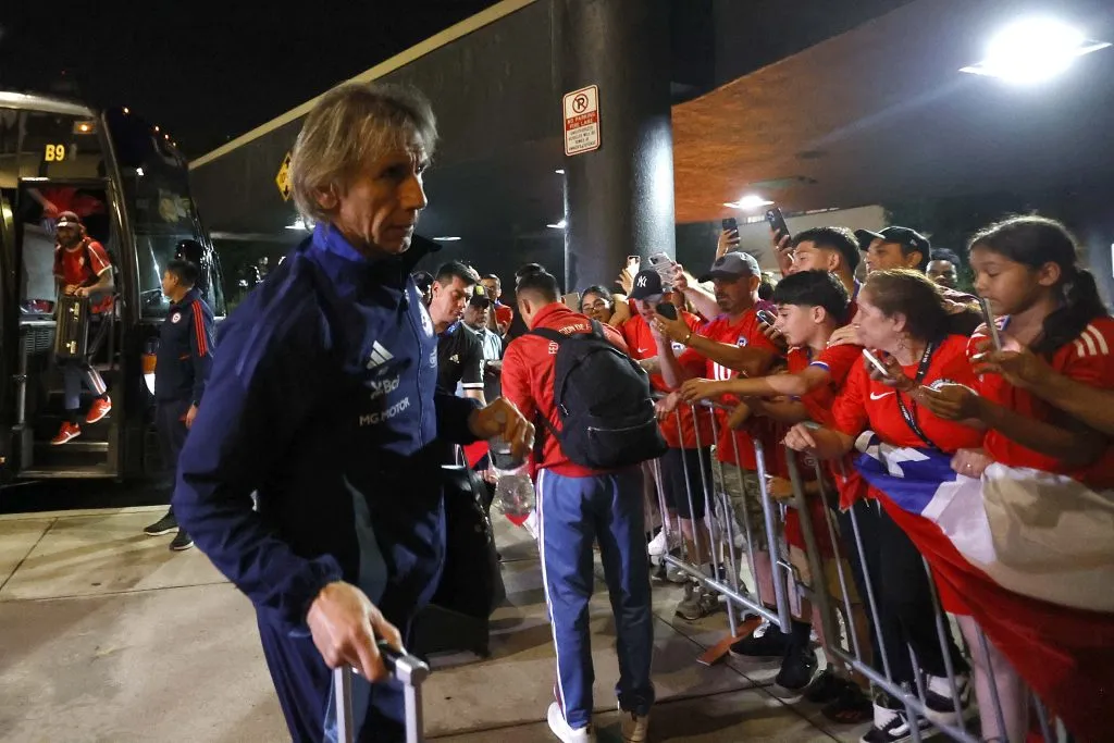 Ricardo Gareca en la llegada de La Roja a Nueva Jersey.