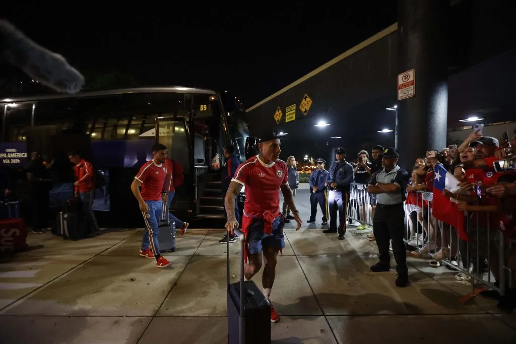 Eduardo Vargas en la llegada de La Roja a Nueva Jersey.