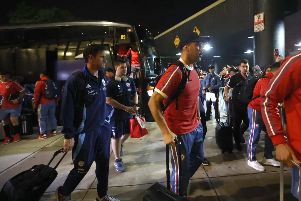 Claudio Bravo en la llegada de La Roja a Nueva Jersey.