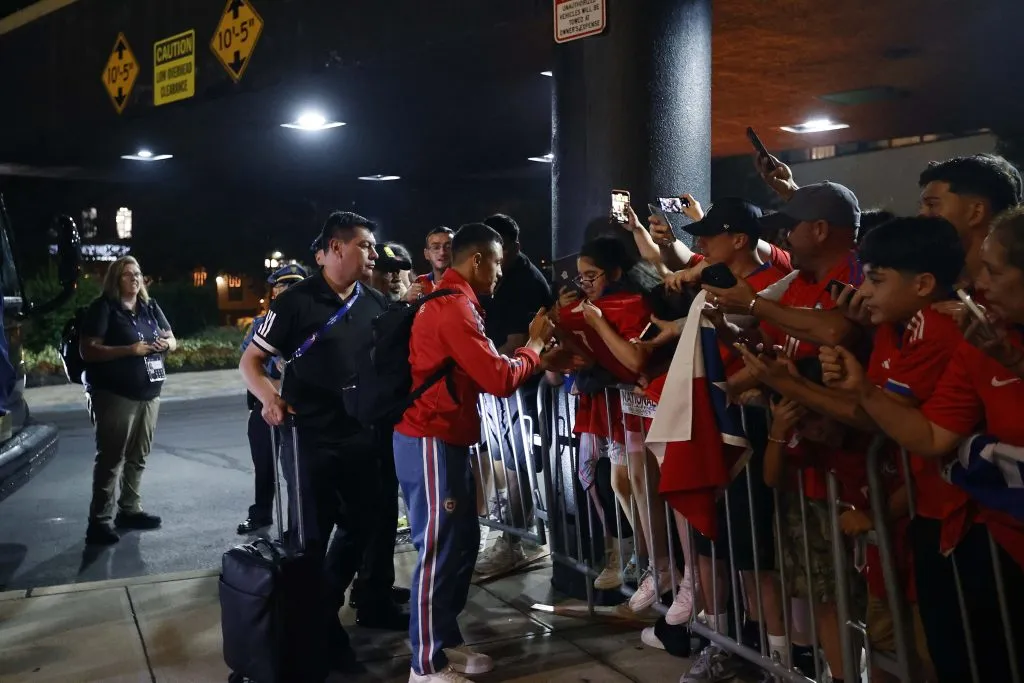 Alexis Sánchez en la llegada de La Roja a Nueva Jersey.
