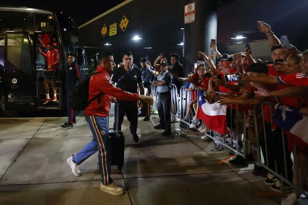 Alexis Sánchez en la llegada de La Roja a Nueva Jersey.