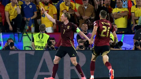 Bélgica le gana a Rumania y deja el grupo al rojo vivo en la Eurocopa.