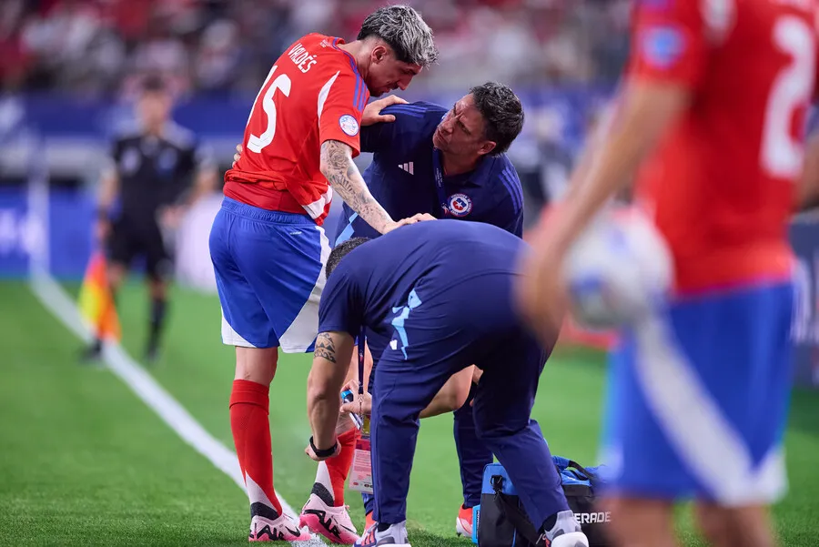 Valdés salió por lesión en La Roja | Foto: Photosport