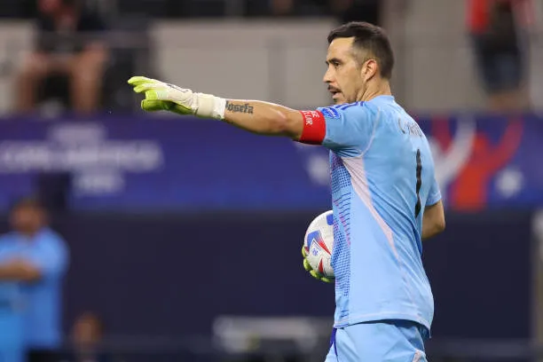 Romai no tiene dudas y para él, Claudio Bravo es el arquero de La Roja (Getty Images)