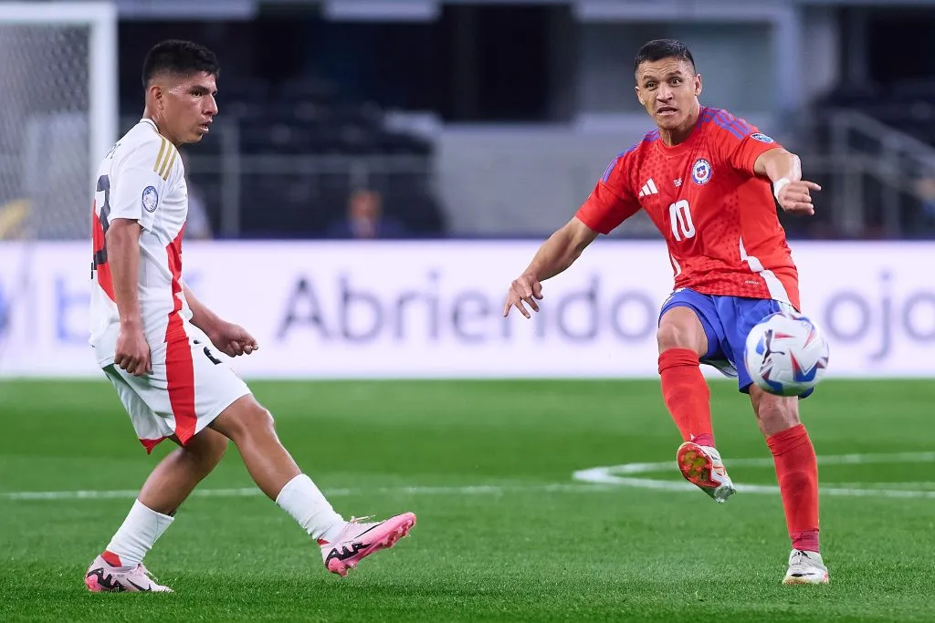 Mucha molestia generó el partido de Alexis ante Perú (Photosport)