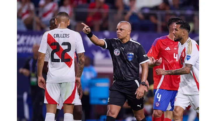 Ricardo Gareca critica duramente al árbitro del partido entre Chile y Perú.