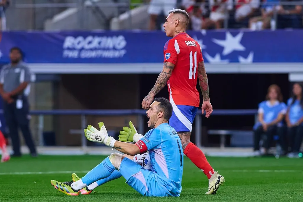 Claudio Bravo y Eduardo Vargas en el partido de Chile. (Foto: Photosport)