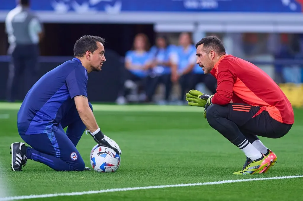 Claudio Bravo en el calentamiento previo al partido. (Foto: Photosport)