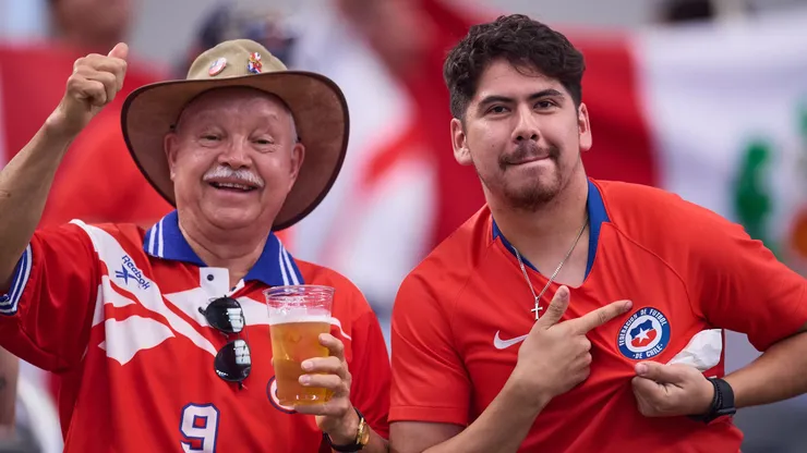 Futbol, Chile vs Peru.
Fase de grupos, Copa America 2024.
Hinchas chilenos son fotografiados previo al partido de Copa America contra Peru por el grupo A disputado en el estadio AT&T en Texas, Estados Unidos.
21/06/2024
Jose Luis Melgarejo/Mexsport/Photosport
Football, Chile vs Peru.
Group stage, Copa America 2024.
Chilean's fans are pictured before the Copa America match against Peru for the group A at the AT&T stadium in Texas, United States.
21/06/2024
Jose Luis Melgarejo/Mexsport/Photosport